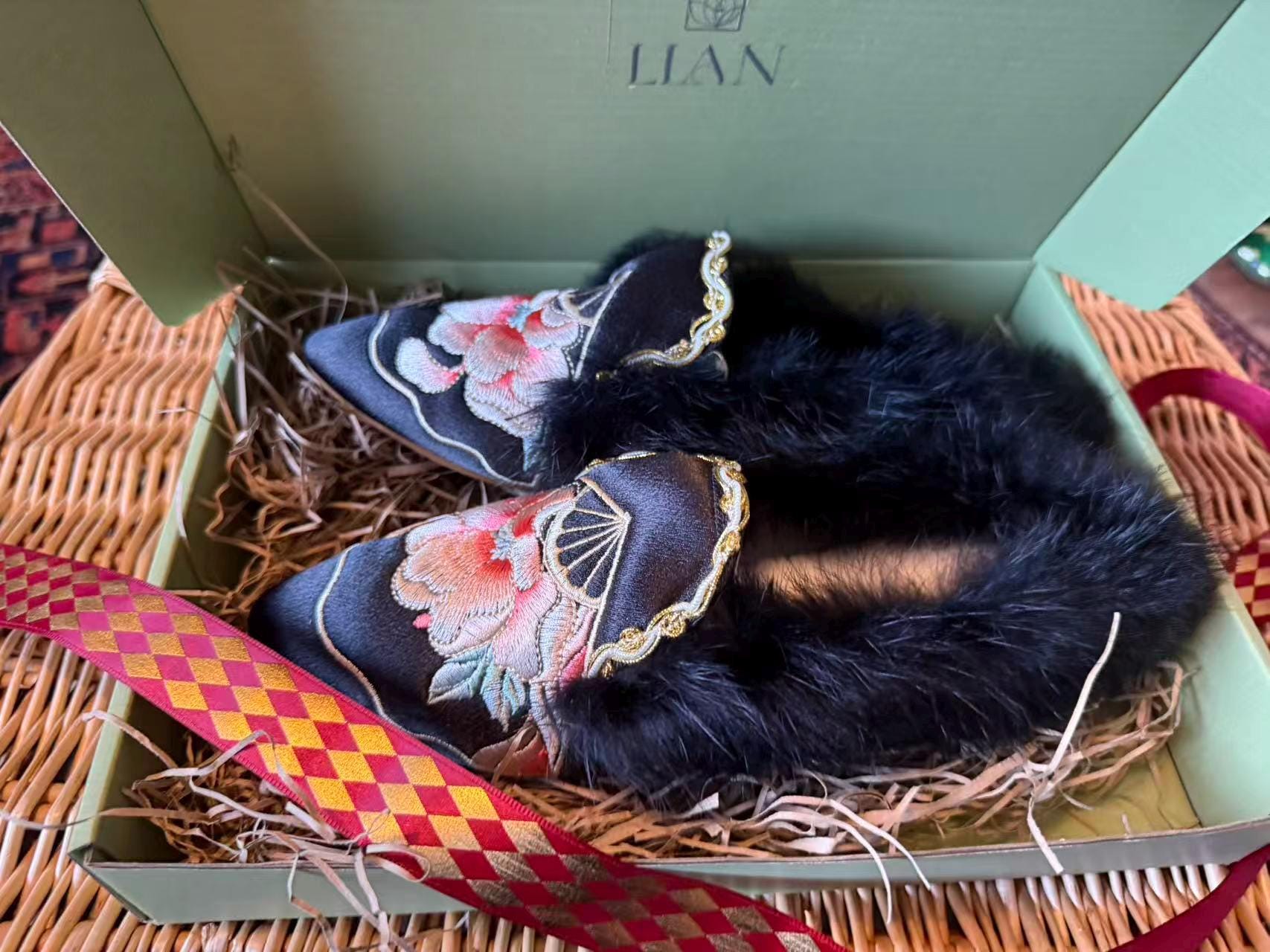 Handmade Embroidered Slippers: Oriental Faux Fur Mules，Outdoor Slipper
