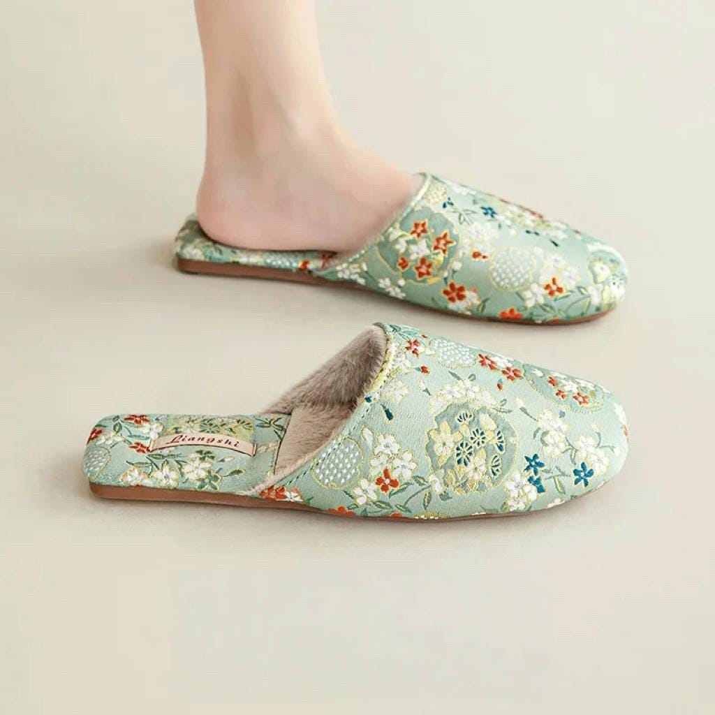 Embroidered Indoor Slippers with Faux-Fur Women Winter House Shoes with Traditional Chinese Dragon and Floral Designs/Ideal Gift for Her