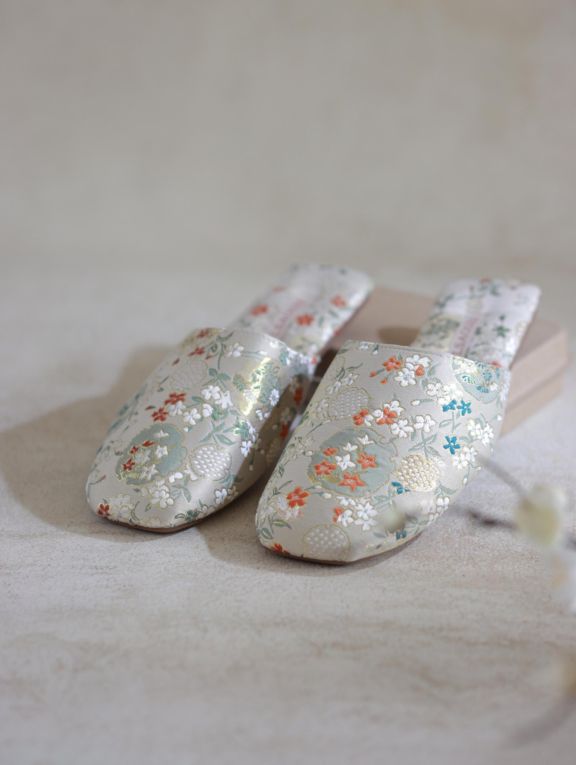 Embroidered Indoor Slippers with Faux-Fur Women Winter House Shoes with Traditional Chinese Dragon and Floral Designs/Ideal Gift for Her