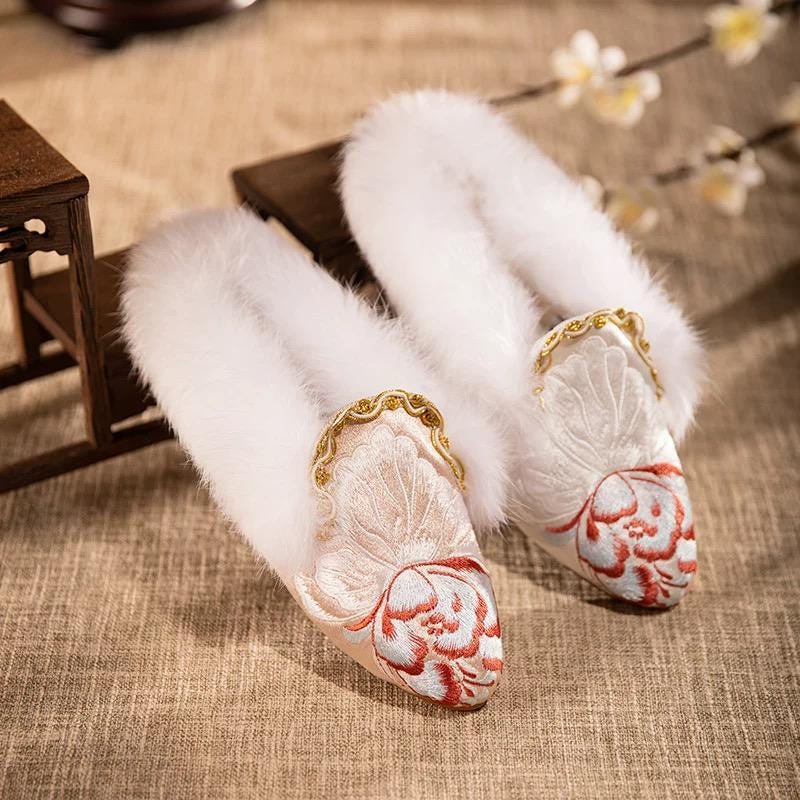 Handmade Embroidered Winter Slippers with Faux Fur Lining – Traditional Chinese Style, Warm & Comfortable Winter Mules, Perfect Gift for Her