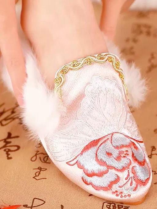 Handmade Embroidered Winter Slippers with Faux Fur Lining – Traditional Chinese Style, Warm & Comfortable Winter Mules, Perfect Gift for Her