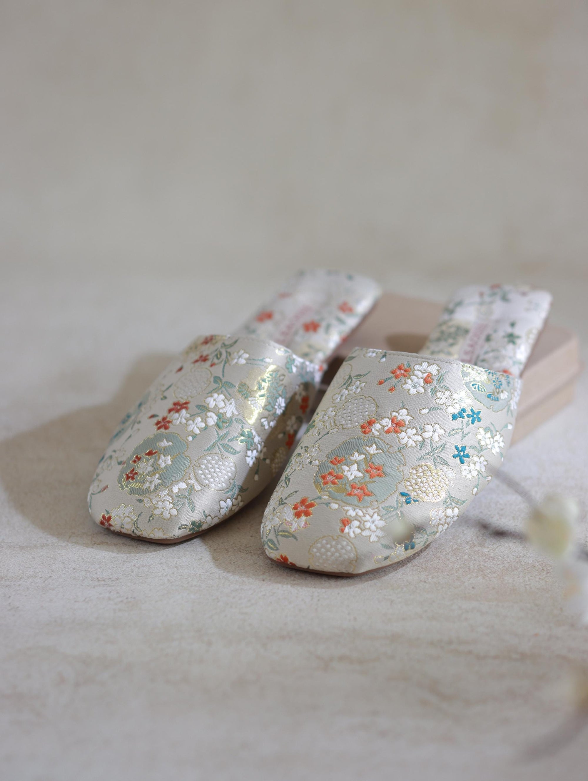 Breathable Mesh Embroidered Slippers – Lightweight House Shoes with Oriental Floral Design Indoor Slippers for Women, Kimono Robe Shoes