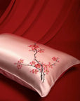 Luxury silk travel set including a 48×74 cm silk pillowcase, 20.5×8.5 cm silk eye mask, and 8.5×3 cm silk hairband, crafted from premium mulberry silk for ultimate comfort and elegance.