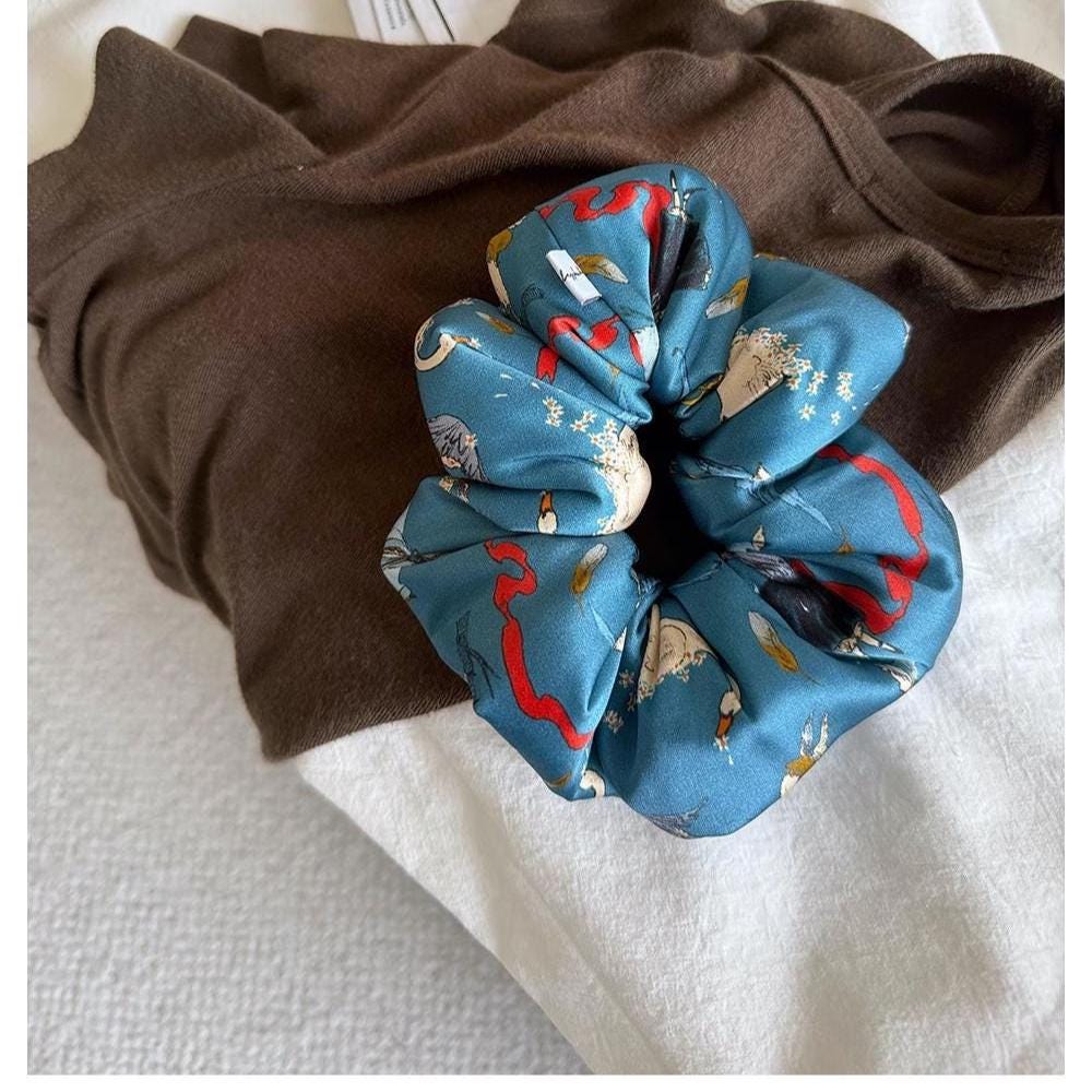 Mulberry Silk Scrunchie: Luxury Hair Tie, Gentle Hold for Sleeping Hair Care