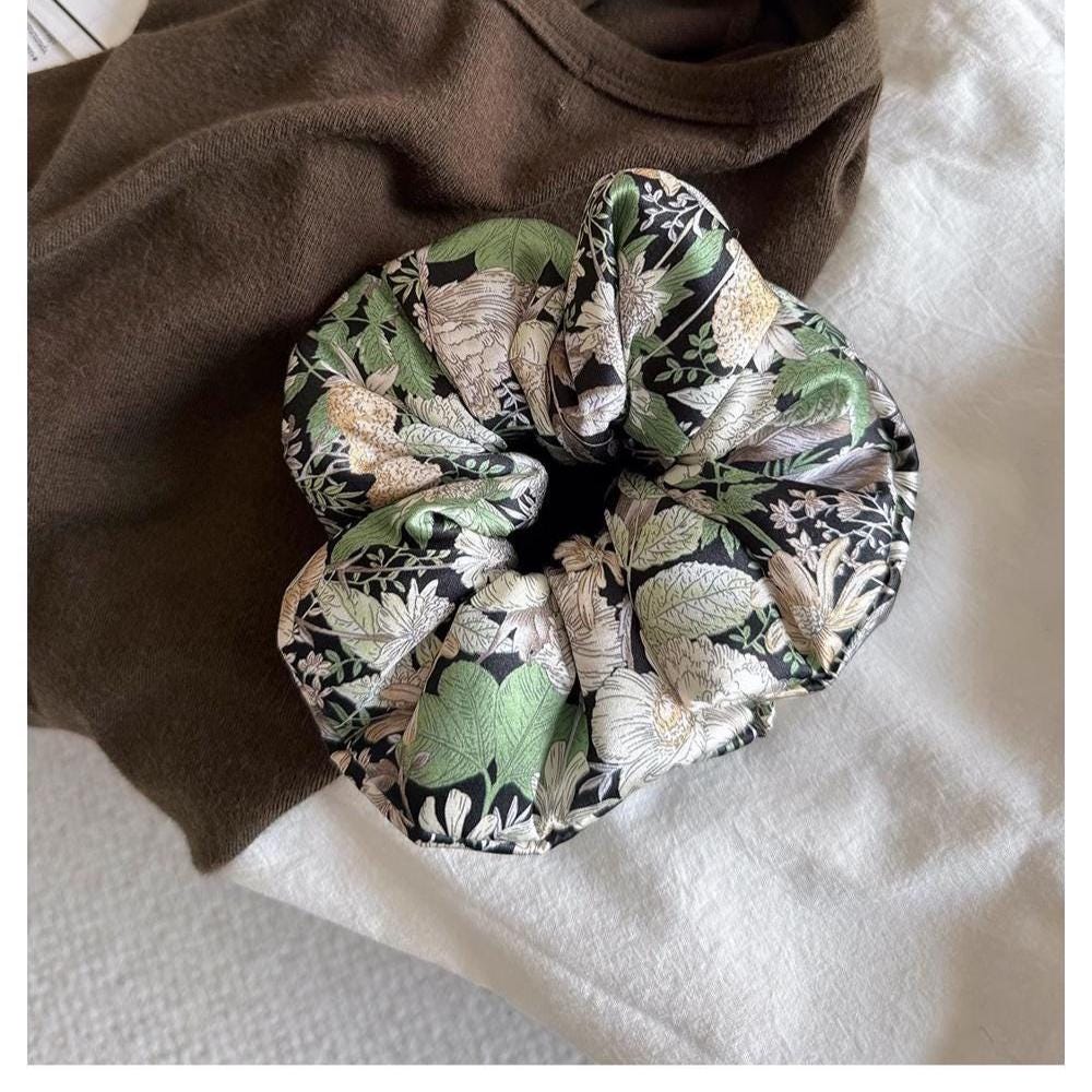 Mulberry Silk Scrunchie: Luxury Hair Tie, Gentle Hold for Sleeping Hair Care