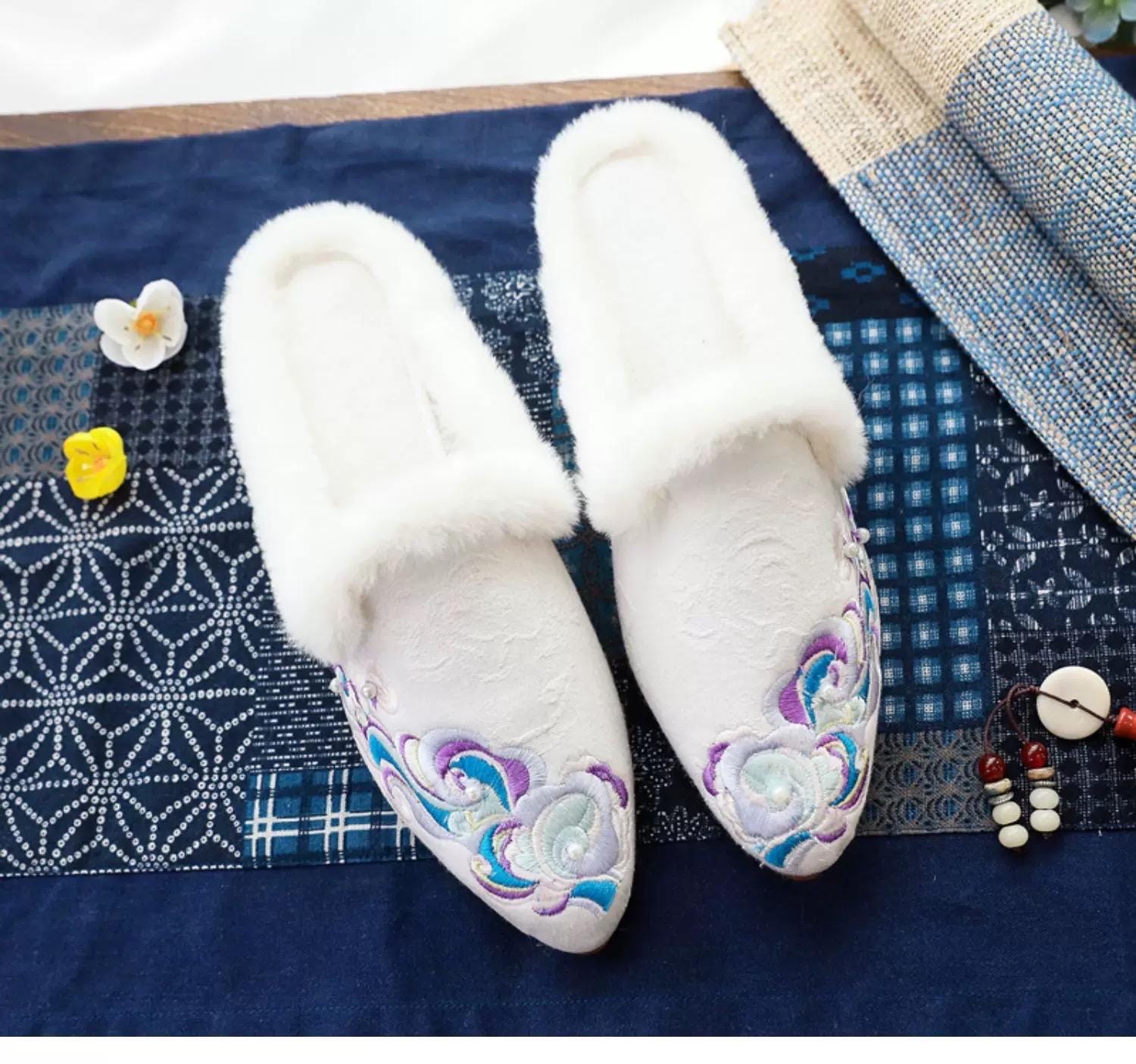 Embroidered Silk Slippers: Vintage Chinese Style Indoor Shoes