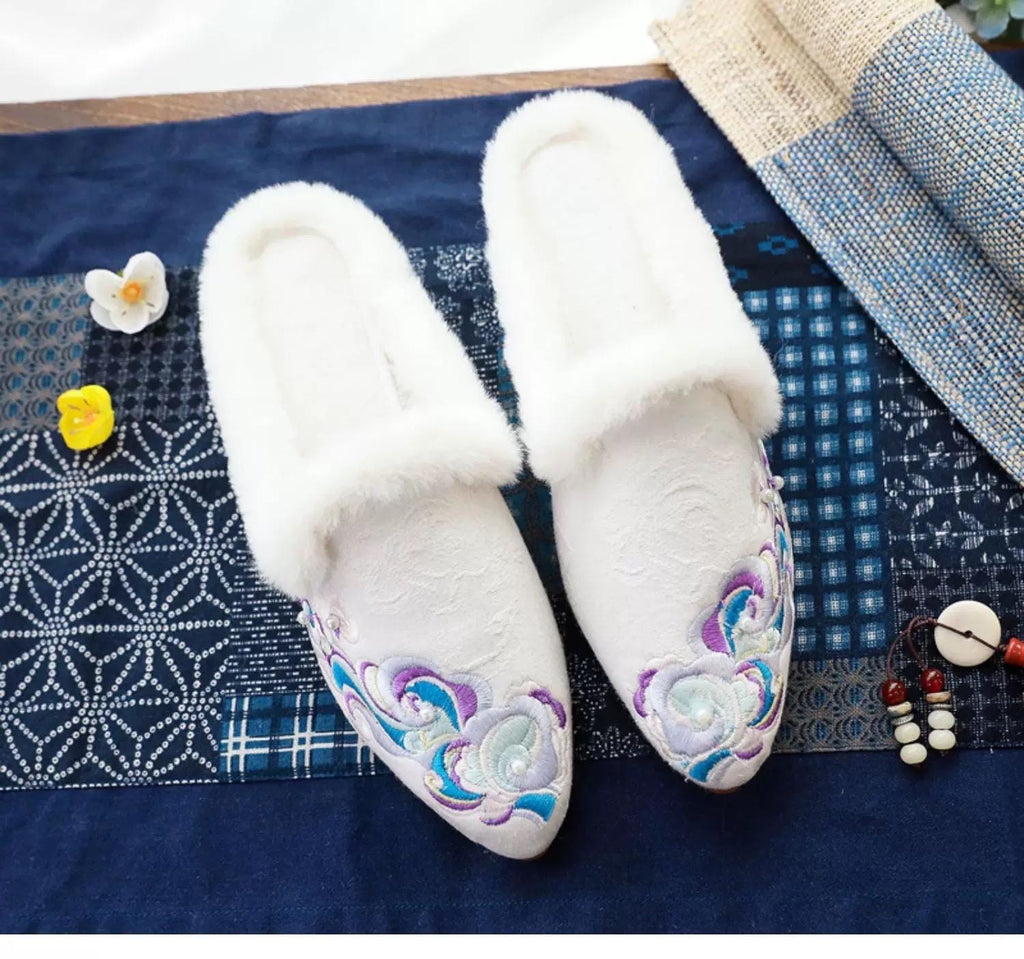 Embroidered Silk Slippers: Vintage Chinese Style Indoor Shoes