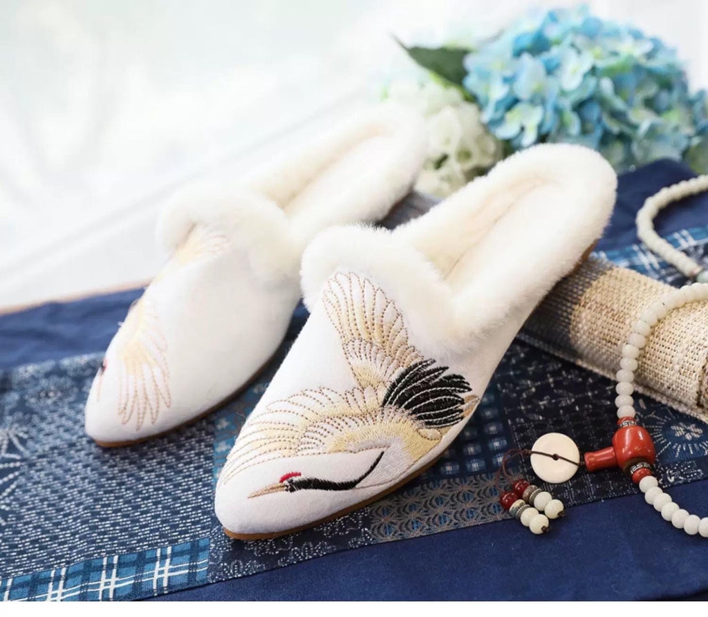 Embroidered Silk Slippers: Vintage Chinese Style Indoor Shoes