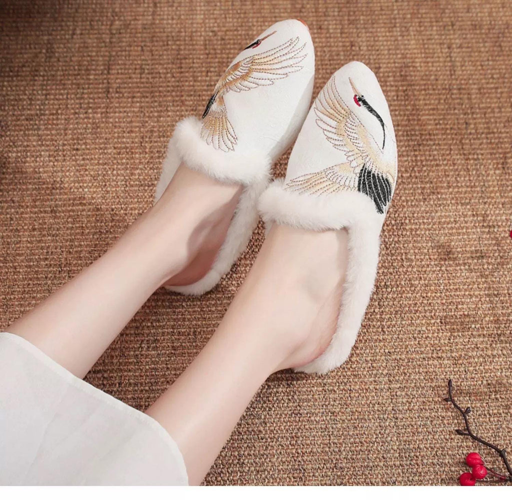 Embroidered Silk Slippers: Vintage Chinese Style Indoor Shoes
