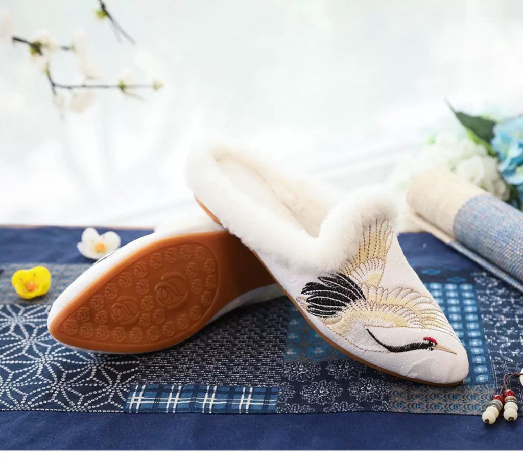 Embroidered Silk Slippers: Vintage Chinese Style Indoor Shoes