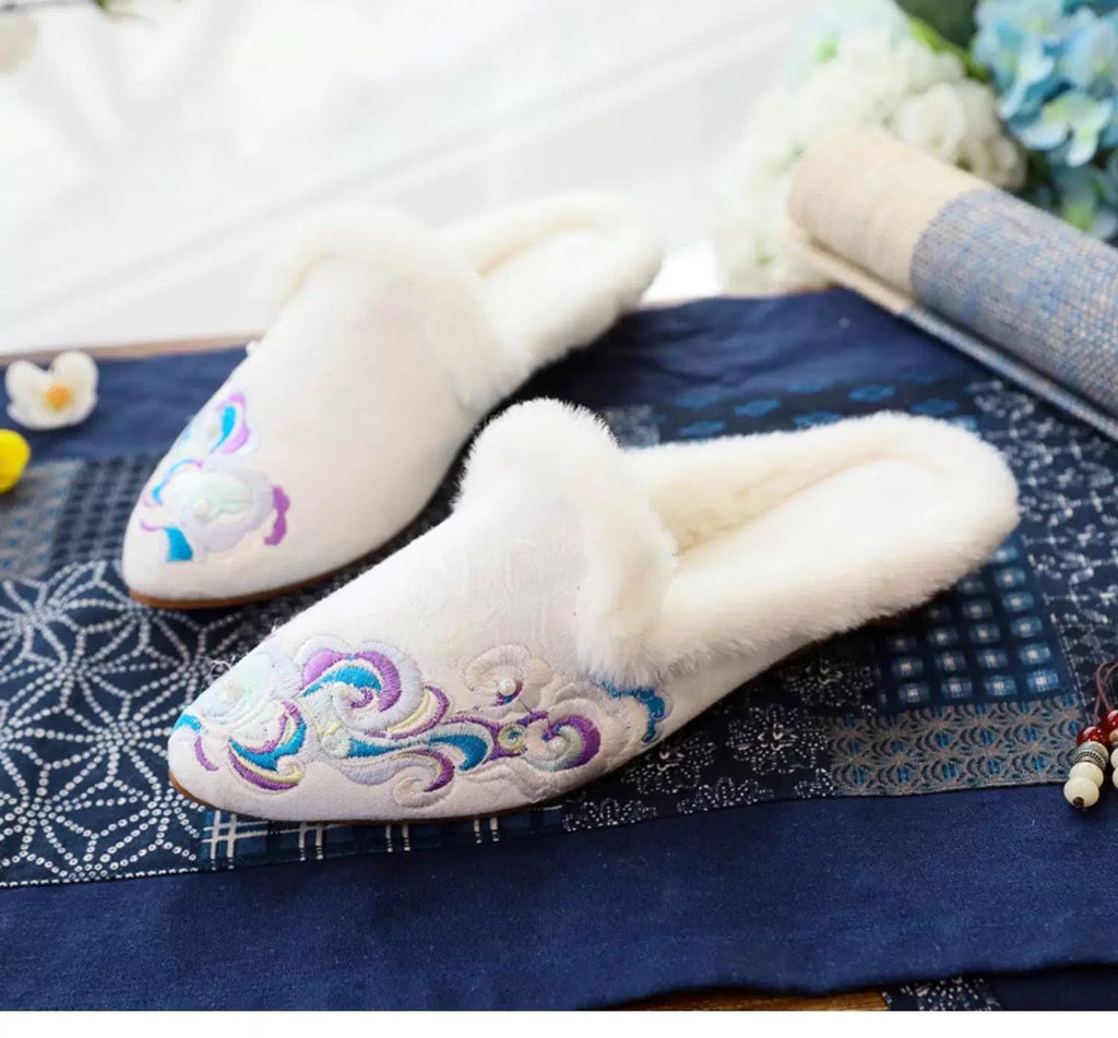 Embroidered Silk Slippers: Vintage Chinese Style Indoor Shoes