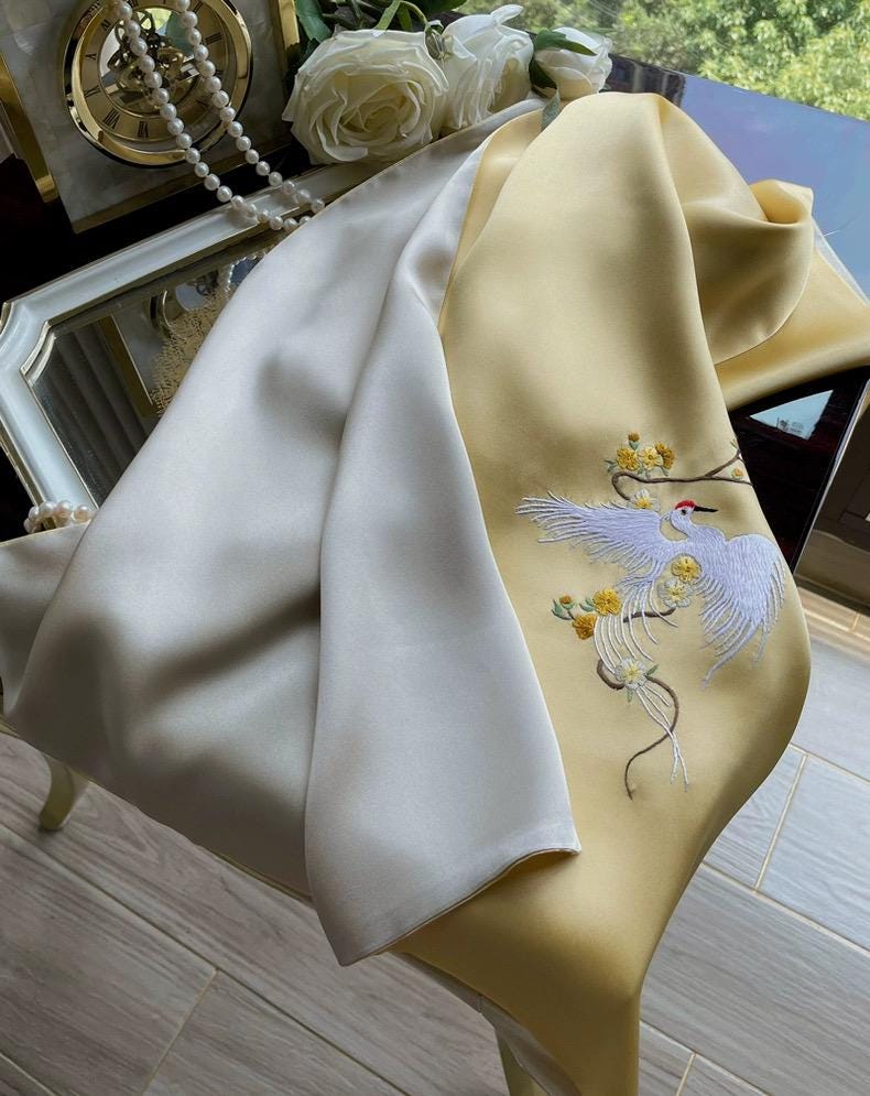 Hand-Embroidered Silk Scarf: Crane Motif, Su Embroidery, Oriental Gift
