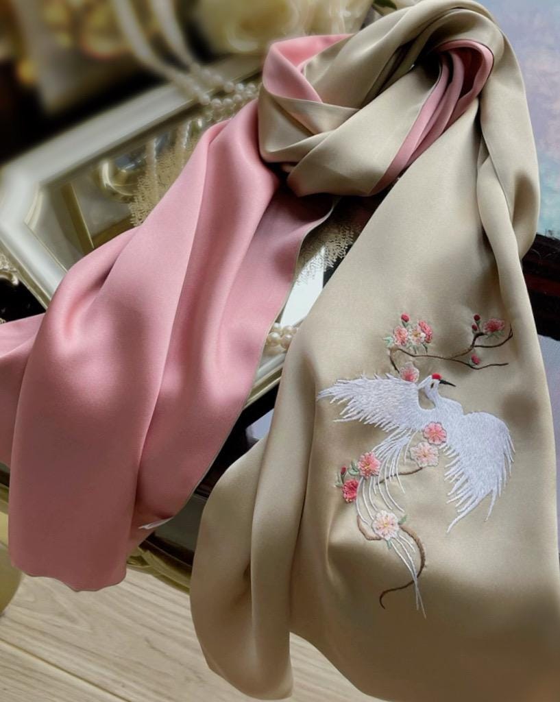 Hand-Embroidered Silk Scarf: Crane Motif, Su Embroidery, Oriental Gift